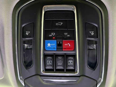 Used 2023 Jeep Grand Cherokee Limited image 25