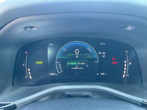 Used 2025 Toyota Camry SE w/ Convenience Package FWD image 4