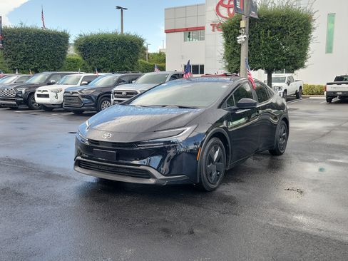 Used 2025 Toyota Prius LE FWD image 5