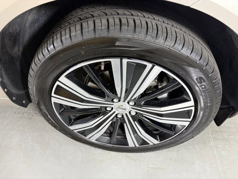 Used 2023 Volvo XC60 B5 Plus image 10