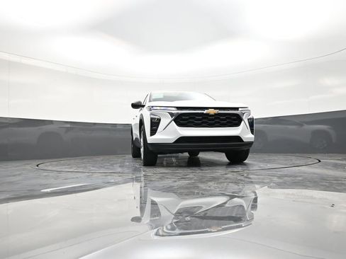 Used 2025 Chevrolet Trax LS image 26