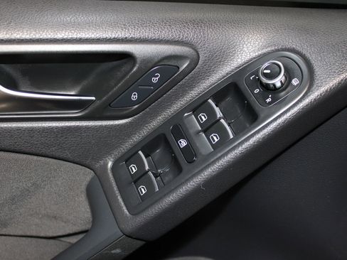 Used 2011 Volkswagen Golf 4-Door FWD image 9
