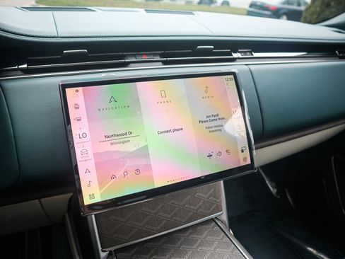 Used 2025 Land Rover Range Rover SV image 27