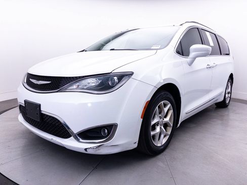Used 2017 Chrysler Pacifica Touring-L w/ Tire & Wheel Group FWD image 11