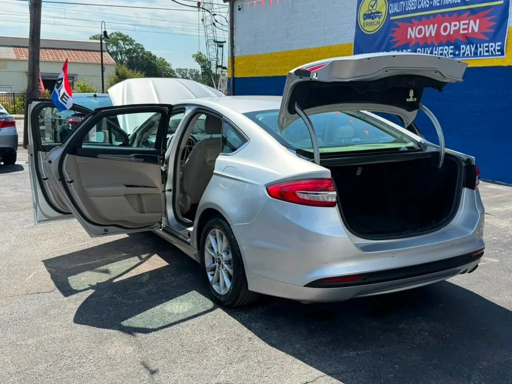 Used 2017 Ford Fusion SE w/ Fusion SE Technology Package FWD image 12