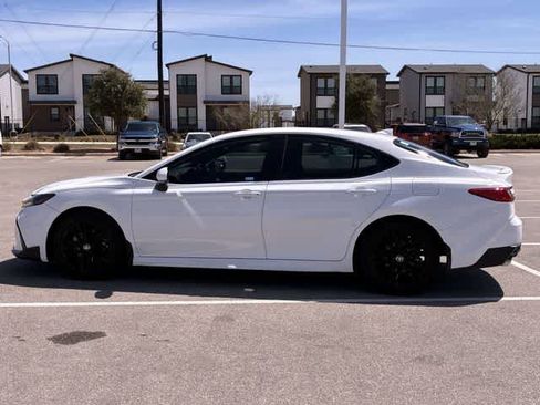 Used 2025 Toyota Camry SE w/ Convenience Package image 3