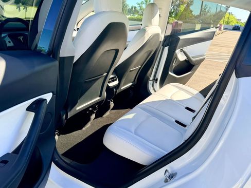 Used 2022 Tesla Model Y Long Range image 18