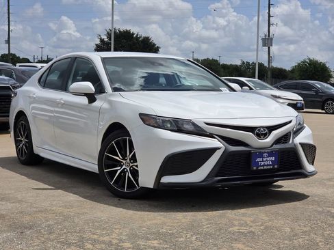 Used 2024 Toyota Camry SE FWD image 2