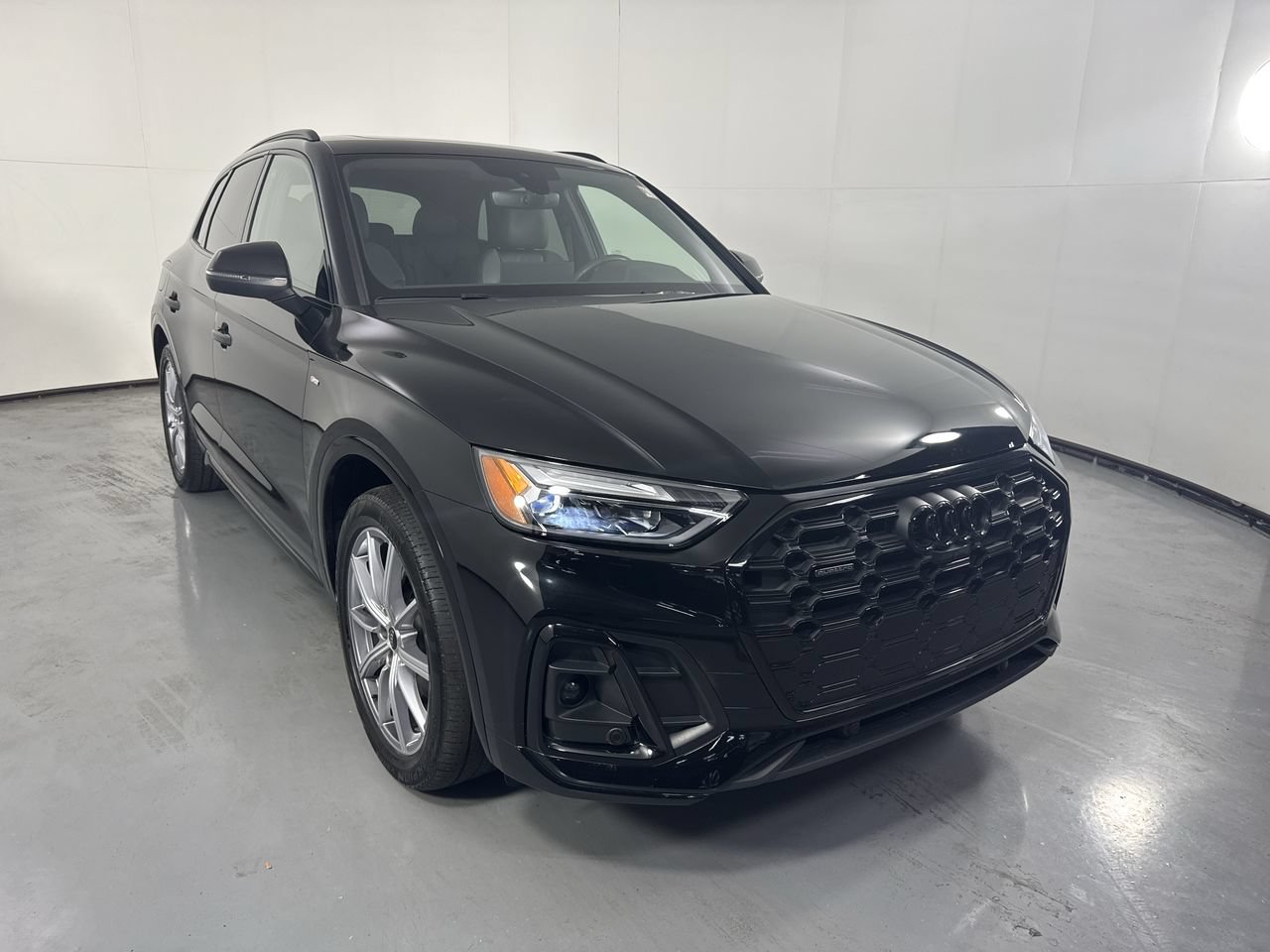 Used 2023 Audi Q5 e Premium Plus w/ Premium Plus Package AWD/4WD image 3