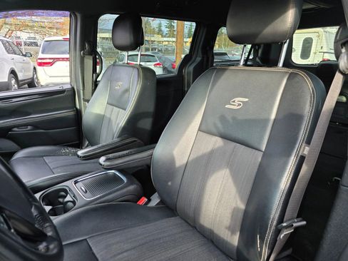 Used 2016 Chrysler Town & Country S w/ Driver Convenience Group image 23