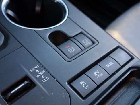 Used 2020 Toyota Highlander XLE image 31