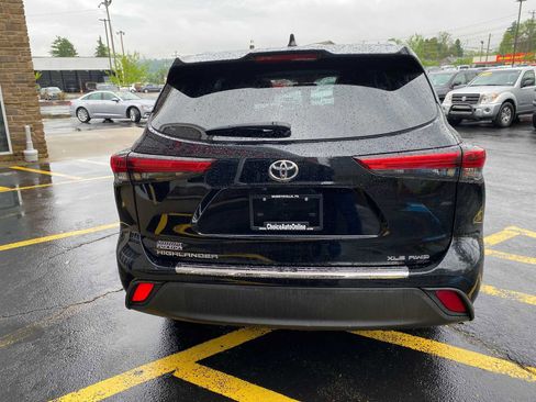 Used 2020 Toyota Highlander XLE AWD/4WD image 13