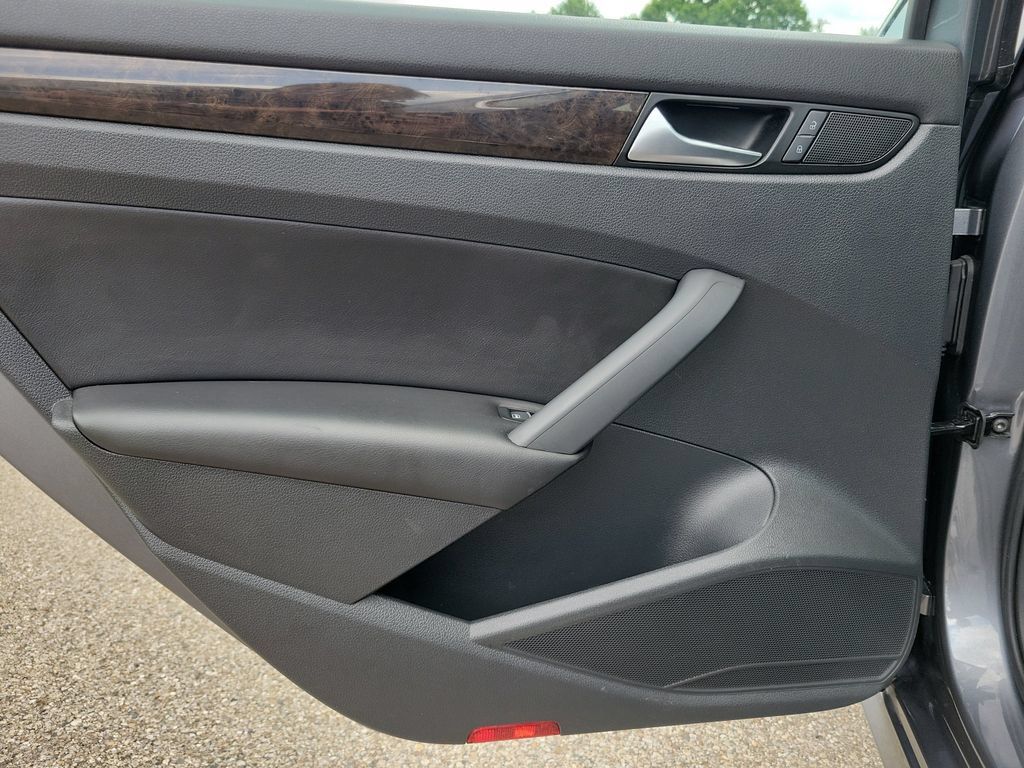 Used 2014 Volkswagen Passat TDI SEL Premium FWD image 14