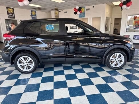 Used 2020 Nissan Kicks S image 8