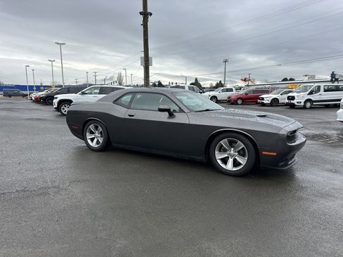 Used 2019 Dodge Challenger SXT image 7