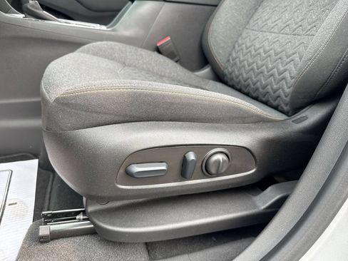 Used 2022 Chevrolet Equinox LT FWD image 12