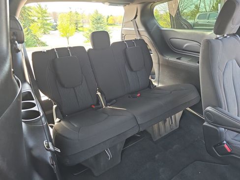 Used 2024 Chrysler Pacifica Touring FWD image 12