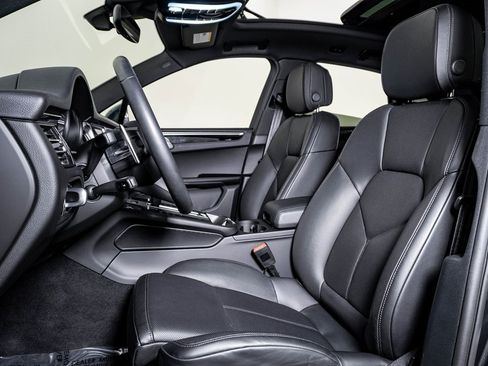 Certified 2025 Porsche Macan image 5