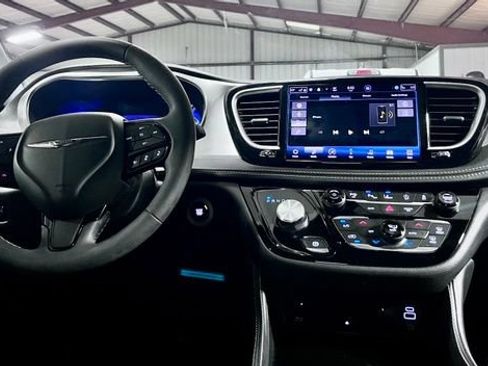 Used 2023 Chrysler Pacifica Limited w/ Uconnect Theater Family Group FWD image 36