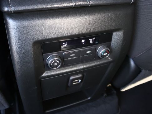 Used 2023 Chevrolet Traverse LT image 22