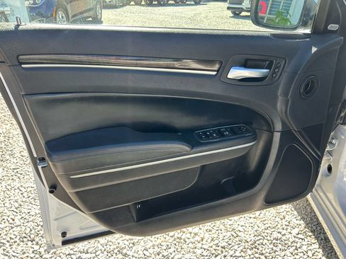 Used 2019 Chrysler 300 Limited RWD image 8