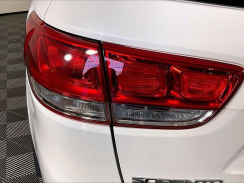 Used 2017 Kia Sorento LX w/ LX Convenience Package image 40