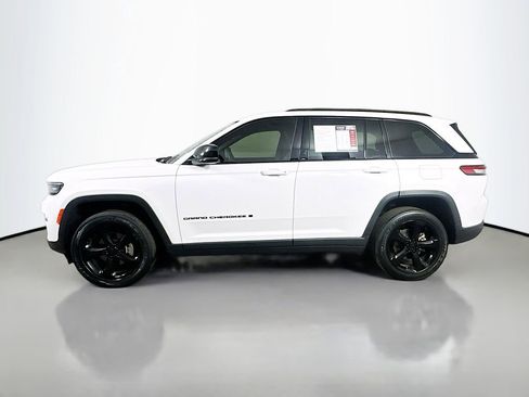 Used 2023 Jeep Grand Cherokee Altitude AWD/4WD image 5