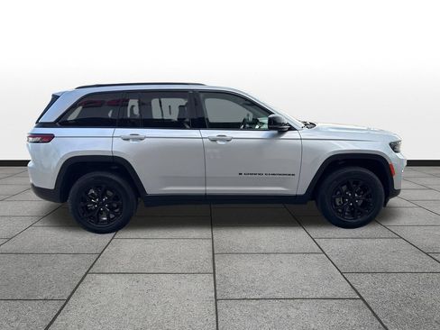 Used 2025 Jeep Grand Cherokee Altitude AWD/4WD image 6