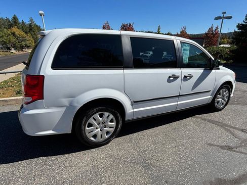 Used 2016 Dodge Grand Caravan American Value Package w/ UConnect Hands-Free Group FWD image 3