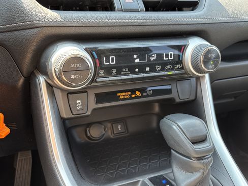 Used 2021 Toyota RAV4 LE AWD/4WD image 22