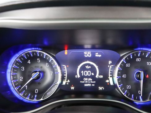 Used 2023 Chrysler Pacifica Touring-L image 15