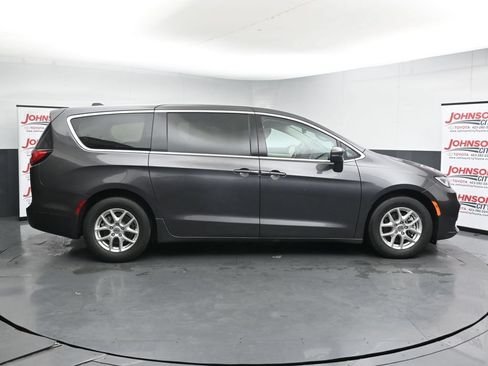 Used 2023 Chrysler Pacifica Touring-L FWD image 9