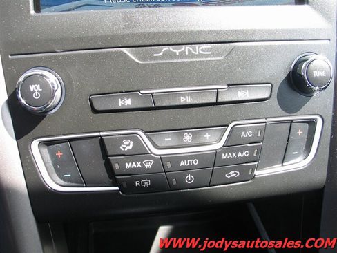 Used 2020 Ford Fusion SE FWD image 21