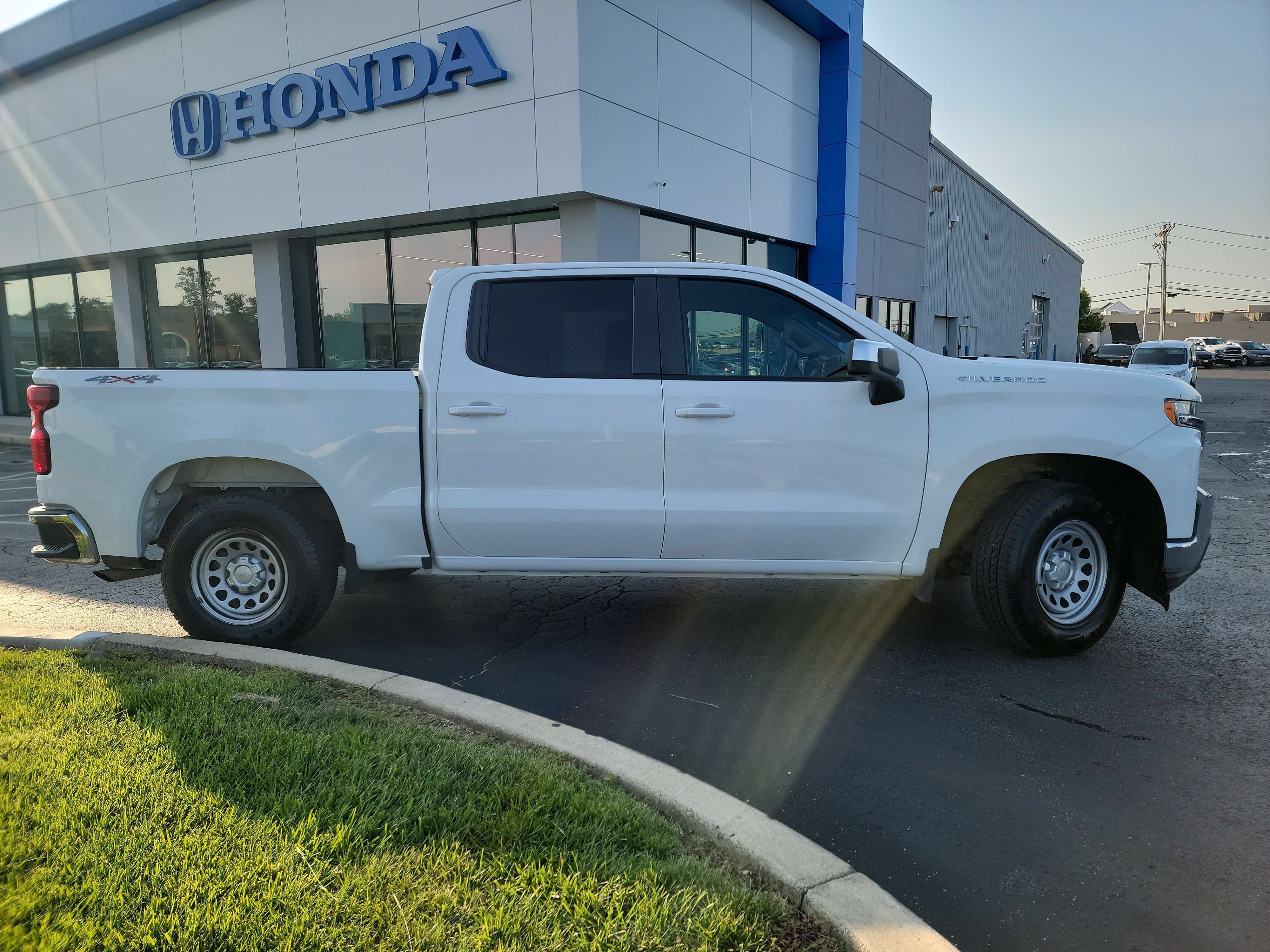 Used 2020 Chevrolet Silverado 1500 LT AWD/4WD image 11