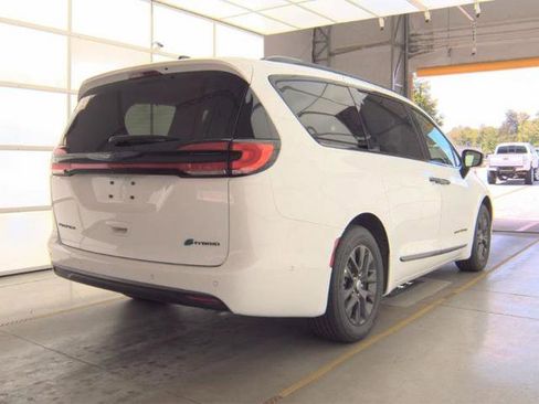 Used 2024 Chrysler Pacifica Limited w/ Uconnect Theater Family Group FWD image 2