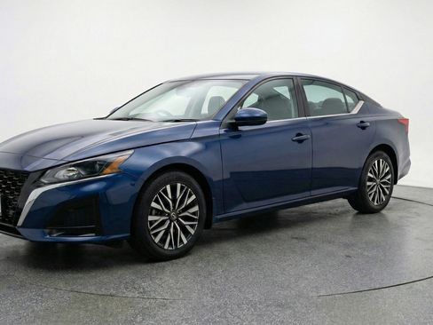 Used 2025 Nissan Altima 2.5 SV FWD image 3