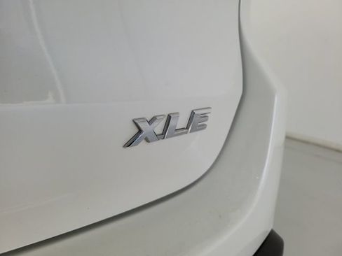 Used 2019 Toyota Highlander XLE FWD image 6