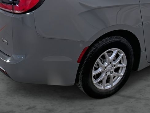Used 2025 Chrysler Pacifica Select image 12