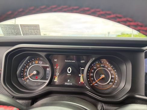 Used 2024 Jeep Gladiator Rubicon w/ Convenience Group AWD/4WD image 22
