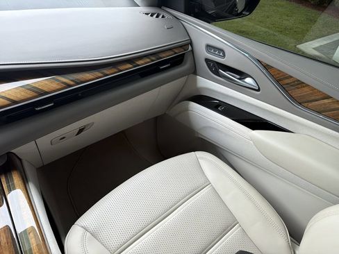 Certified 2023 Cadillac Escalade Premium Luxury Platinum AWD/4WD image 16
