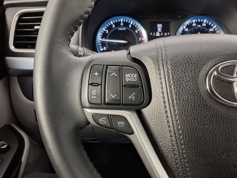 Used 2016 Toyota Highlander XLE image 18