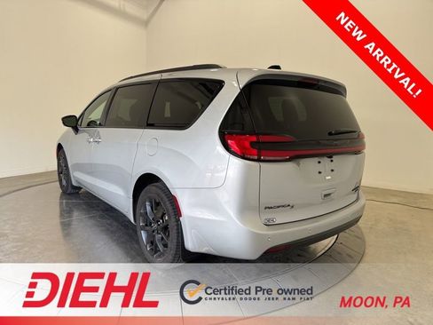 Used 2026 Chrysler Pacifica Limited w/ S Appearance Package image 5