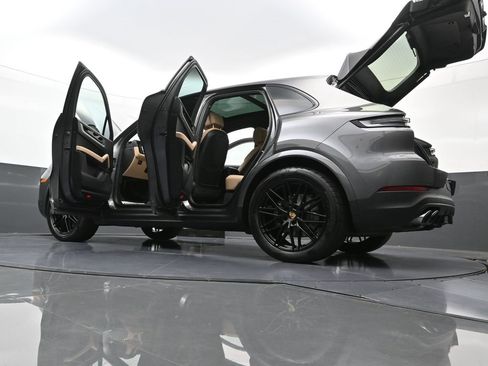 Used 2025 Porsche Cayenne image 41