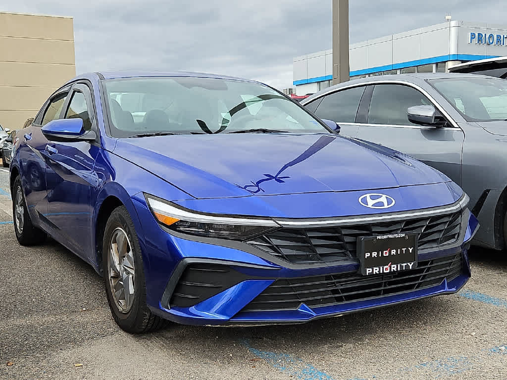 Used 2025 Hyundai Elantra SE w/ Cargo Package FWD image 2