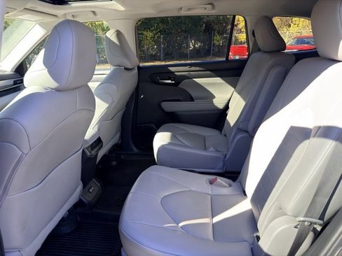 Used 2023 Toyota Highlander XLE image 26