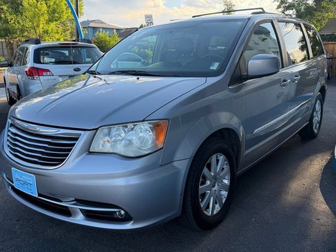 Used 2014 Chrysler Town & Country Touring FWD image 5