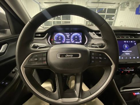 Used 2023 Jeep Grand Cherokee L Laredo image 29