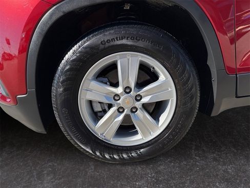 Used 2022 Chevrolet Trax LT w/ LT Convenience Package image 9