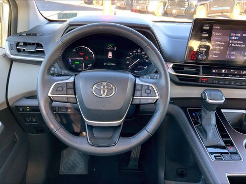 Used 2024 Toyota Sienna XLE image 6