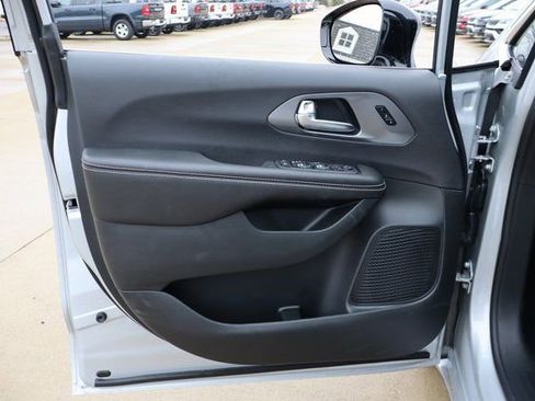 New 2026 Chrysler Pacifica Select image 8